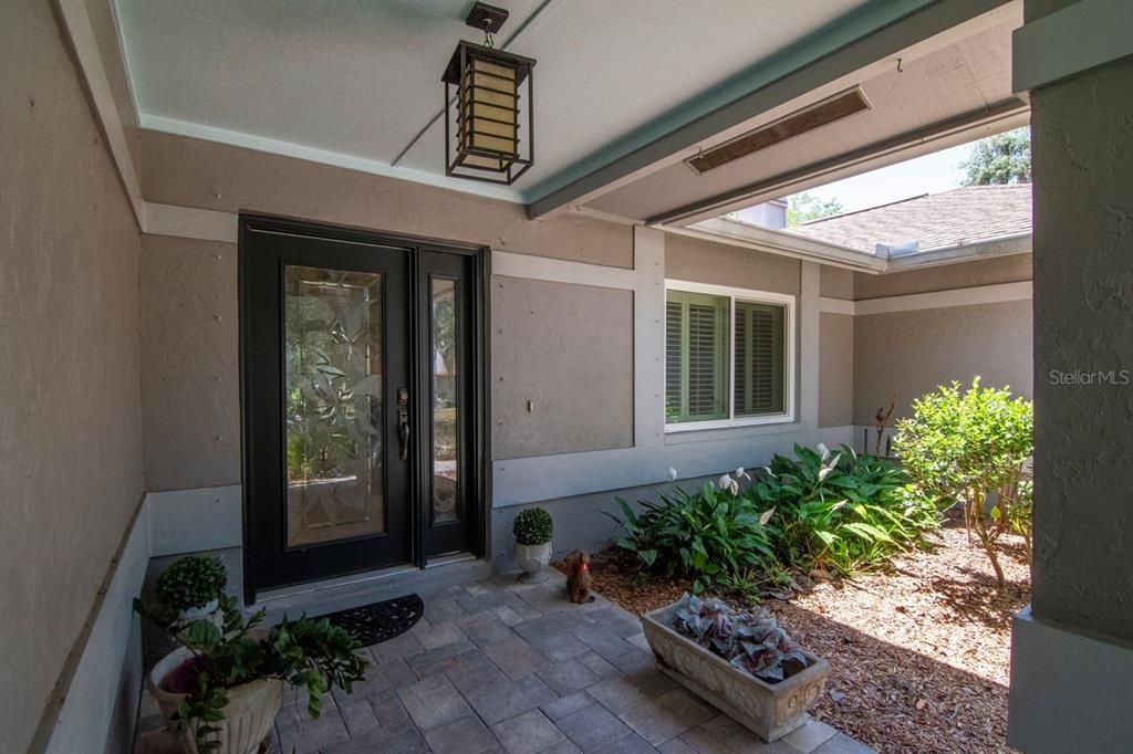 Activo con contrato: $549,900 (4 camas, 2 baños, 2357 Pies cuadrados)