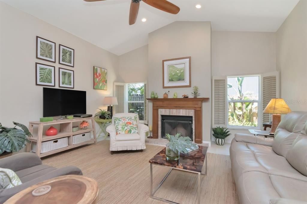 Activo con contrato: $549,900 (4 camas, 2 baños, 2357 Pies cuadrados)