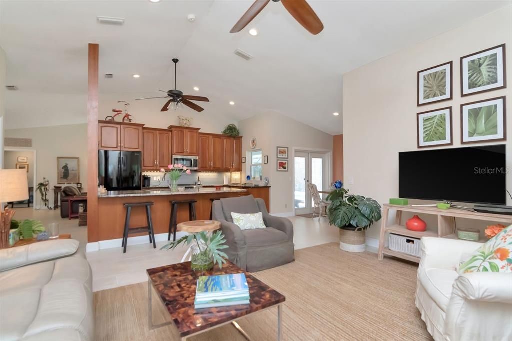 Activo con contrato: $549,900 (4 camas, 2 baños, 2357 Pies cuadrados)