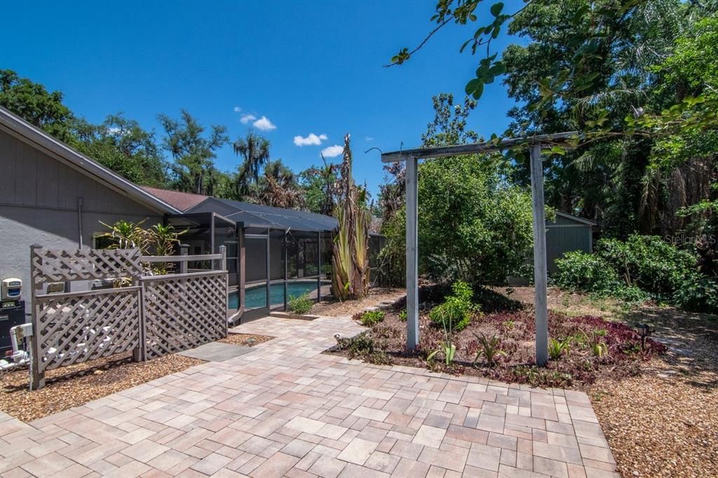Activo con contrato: $549,900 (4 camas, 2 baños, 2357 Pies cuadrados)