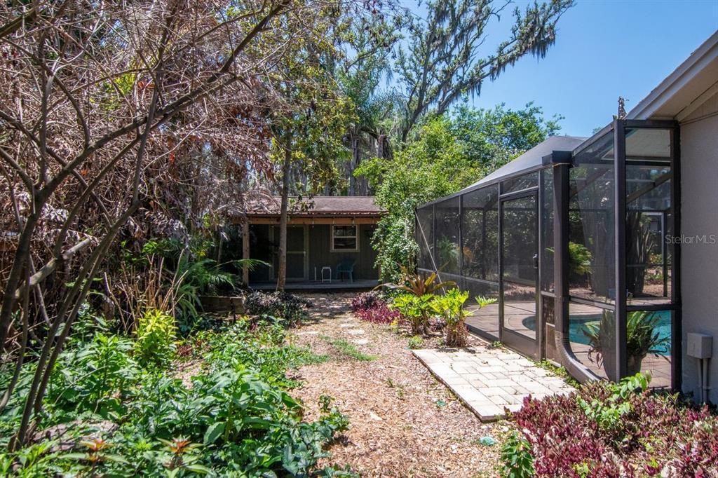 Activo con contrato: $549,900 (4 camas, 2 baños, 2357 Pies cuadrados)