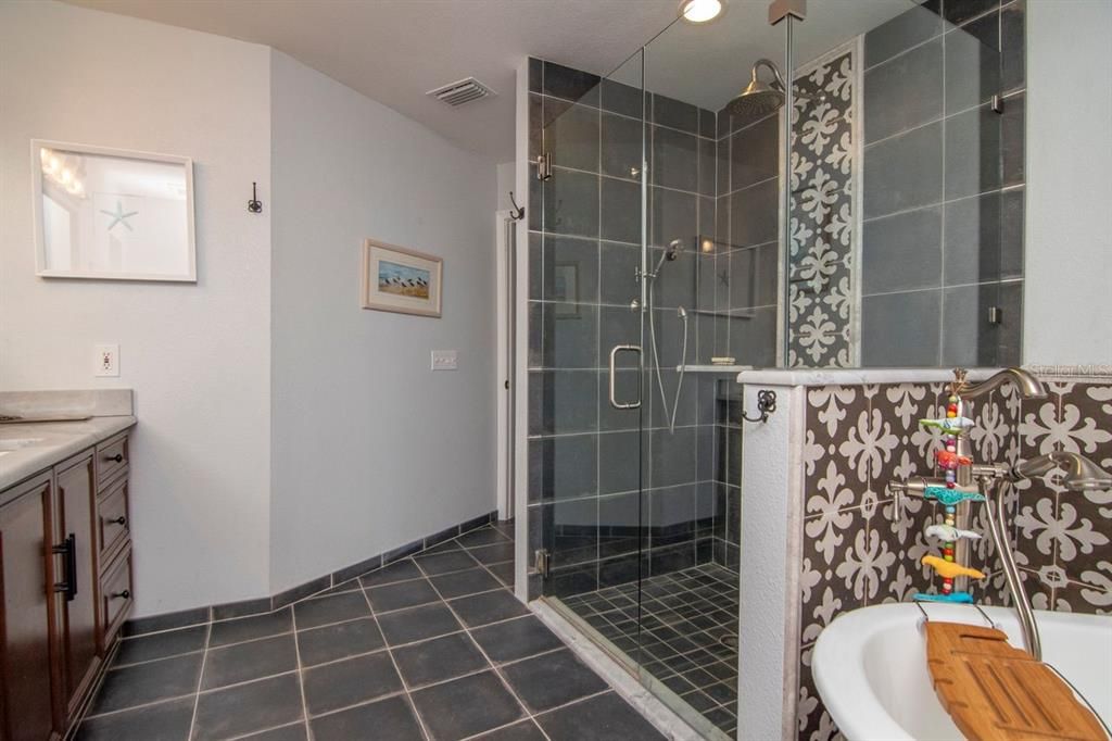 Activo con contrato: $549,900 (4 camas, 2 baños, 2357 Pies cuadrados)