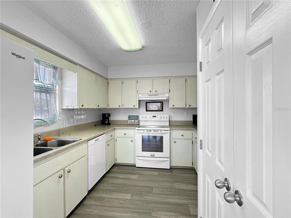 For Sale: $675,000 (3 beds, 3 baths, 1696 Square Feet)
