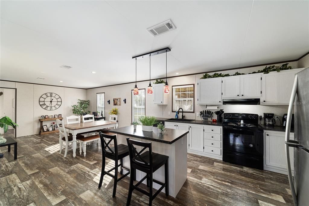 Activo con contrato: $299,999 (4 camas, 2 baños, 1539 Pies cuadrados)