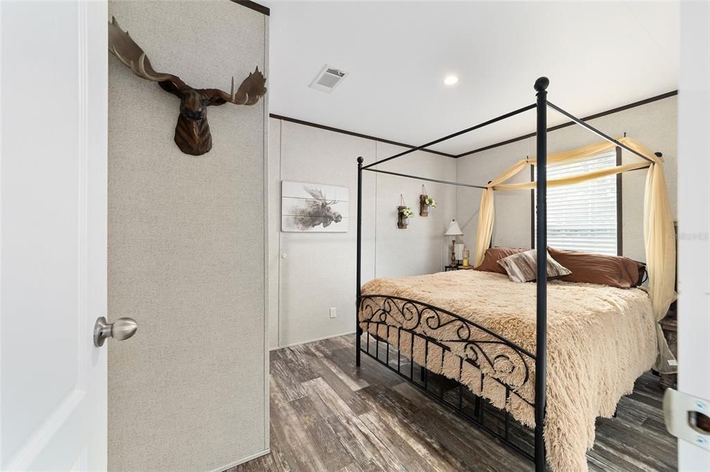 Activo con contrato: $299,999 (4 camas, 2 baños, 1539 Pies cuadrados)