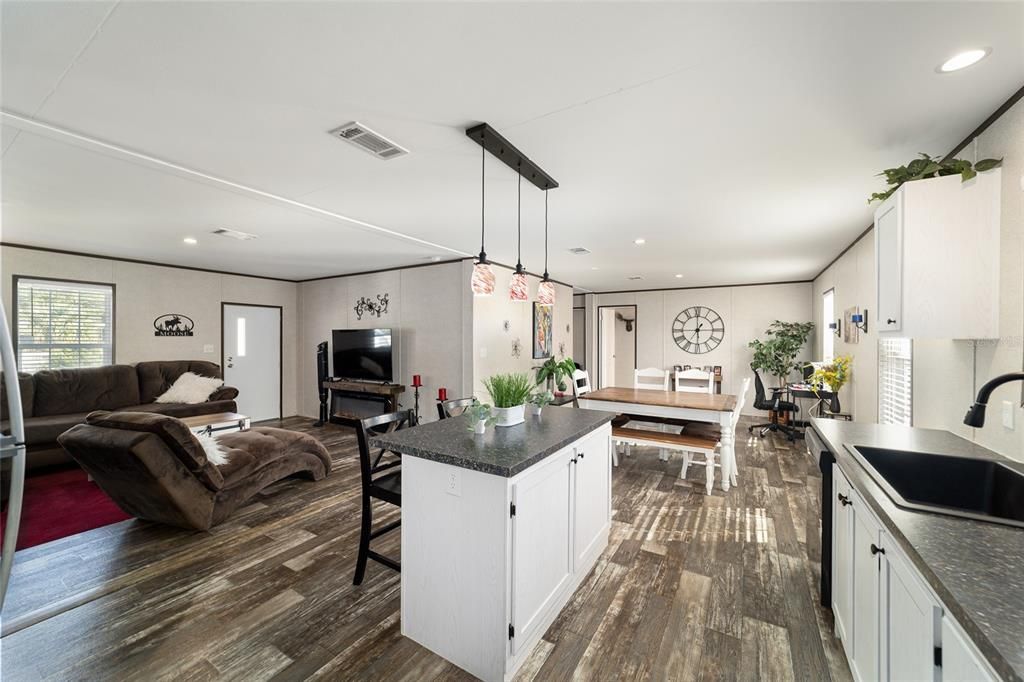 Activo con contrato: $299,999 (4 camas, 2 baños, 1539 Pies cuadrados)