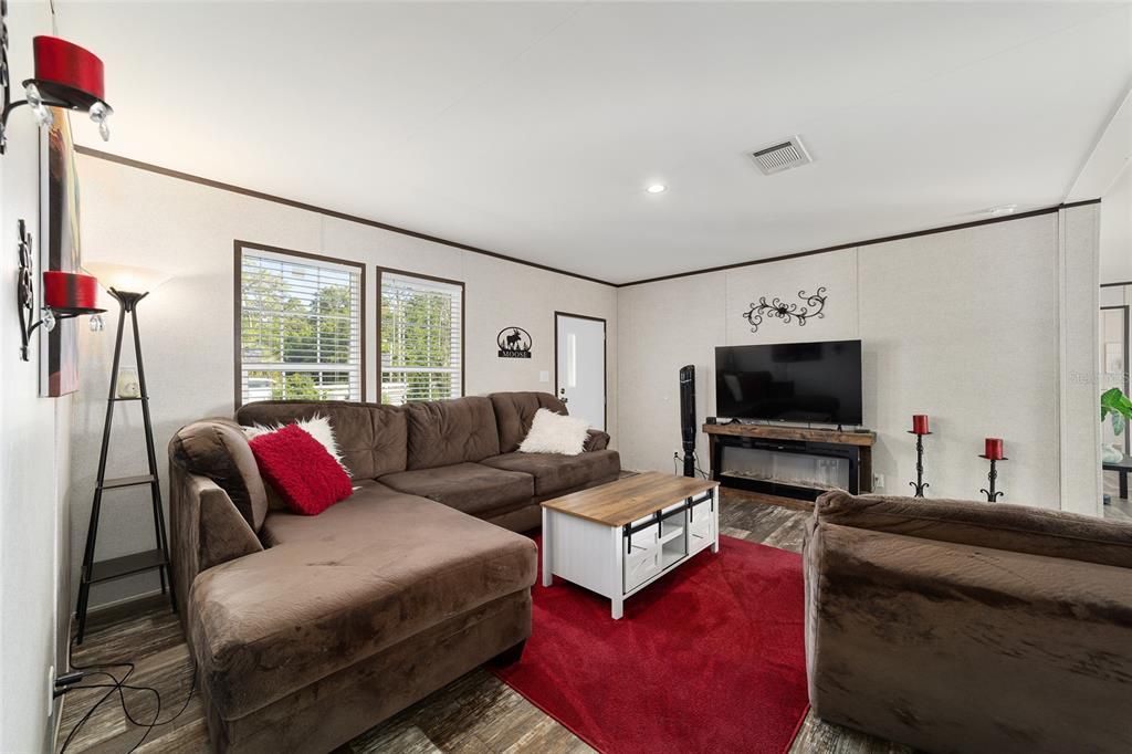 Activo con contrato: $299,999 (4 camas, 2 baños, 1539 Pies cuadrados)