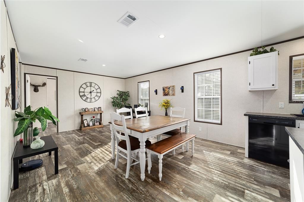 Activo con contrato: $299,999 (4 camas, 2 baños, 1539 Pies cuadrados)