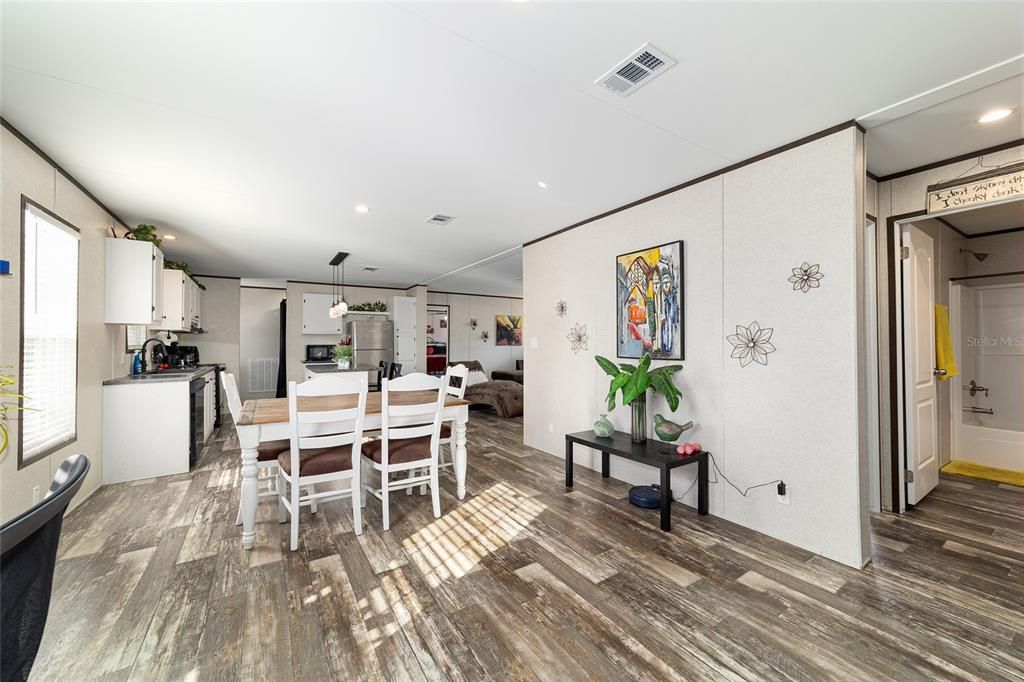 Activo con contrato: $299,999 (4 camas, 2 baños, 1539 Pies cuadrados)