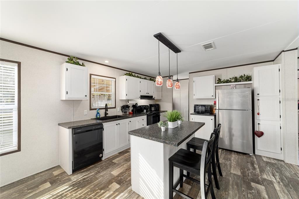 Activo con contrato: $299,999 (4 camas, 2 baños, 1539 Pies cuadrados)