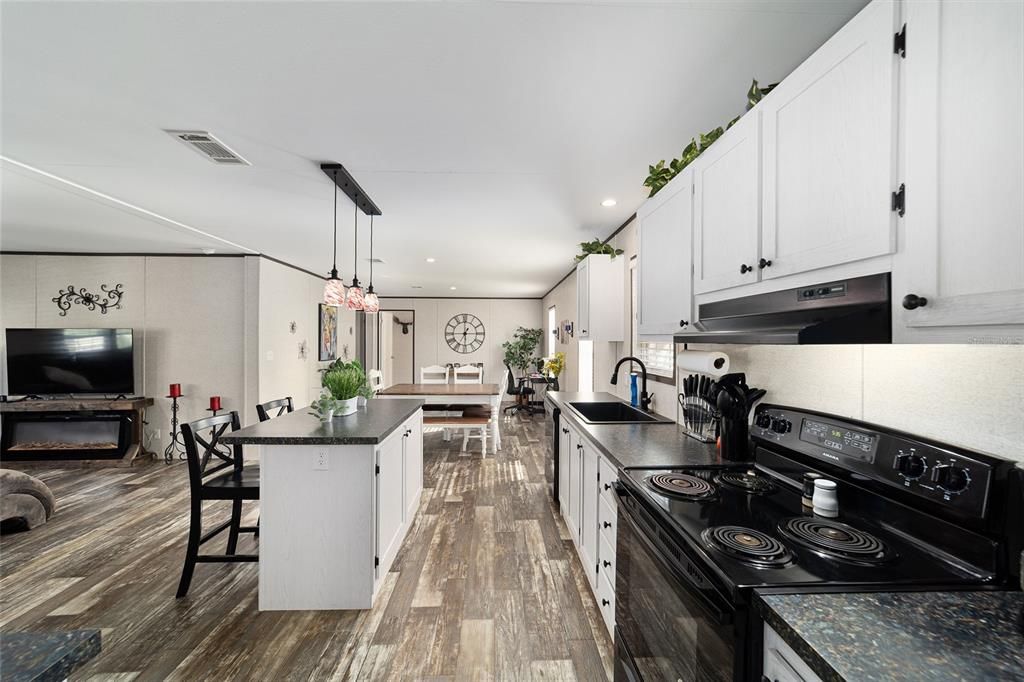 Activo con contrato: $299,999 (4 camas, 2 baños, 1539 Pies cuadrados)