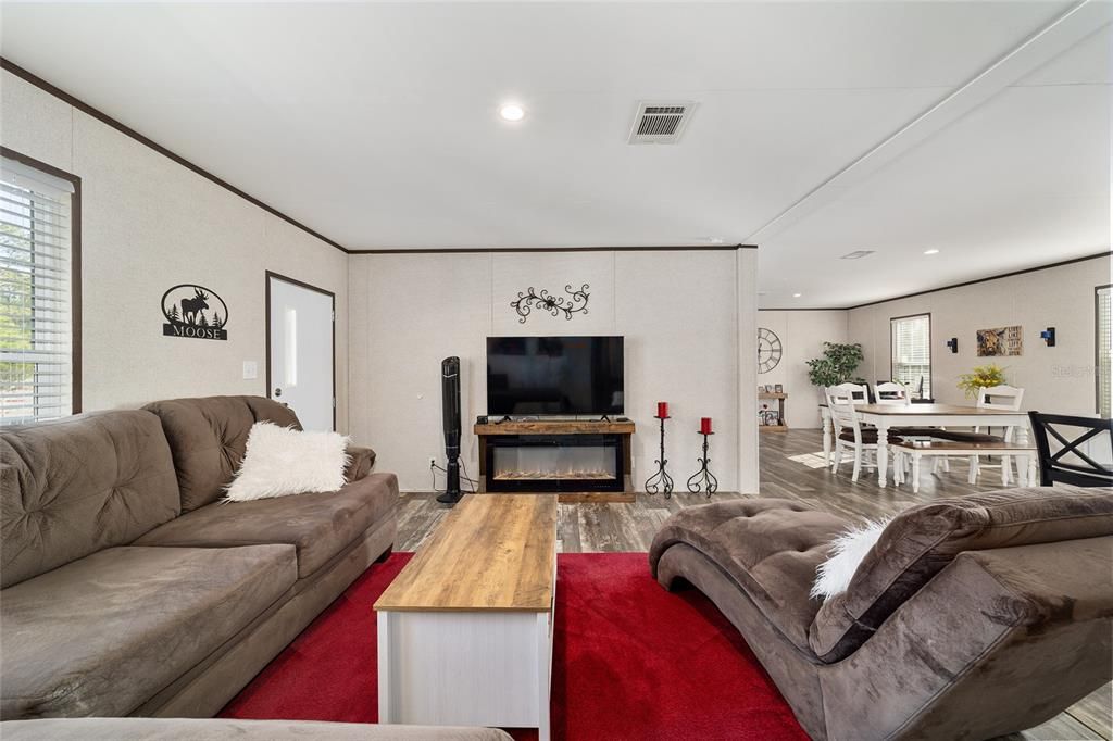 Activo con contrato: $299,999 (4 camas, 2 baños, 1539 Pies cuadrados)