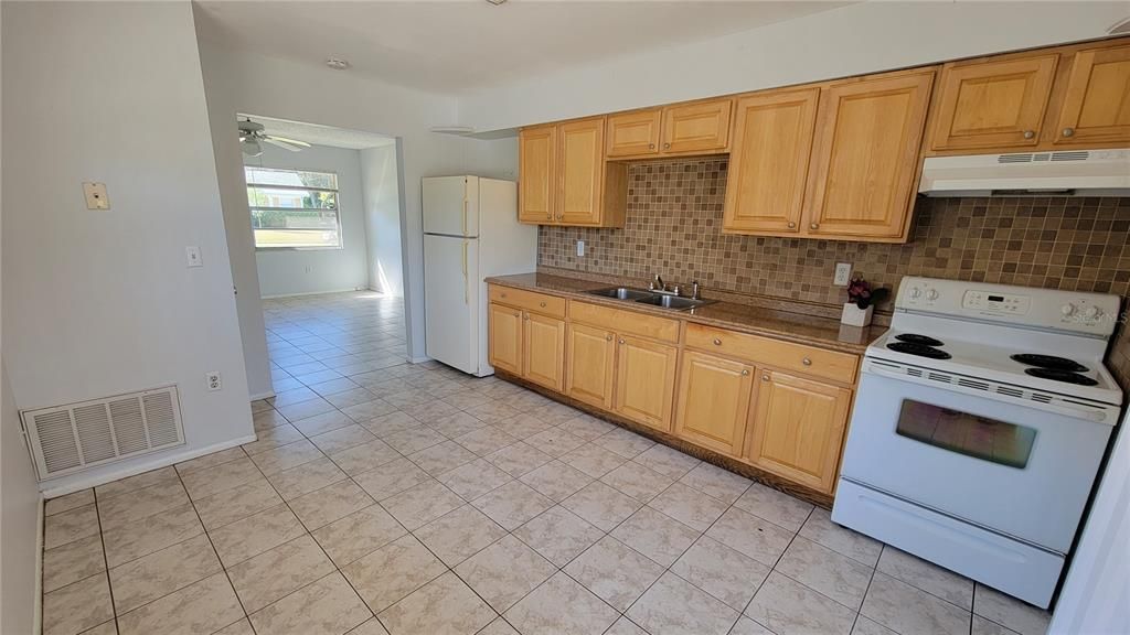 Active With Contract: $395,000 (4 beds, 0 baths, 1576 Square Feet)