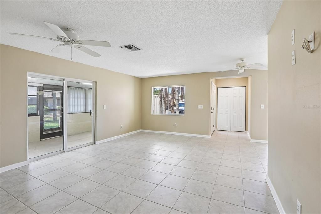For Sale: $209,900 (2 beds, 1 baths, 1000 Square Feet)