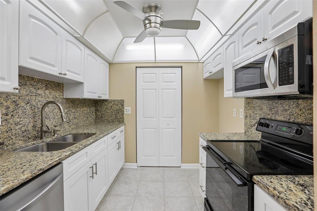 For Sale: $209,900 (2 beds, 1 baths, 1000 Square Feet)