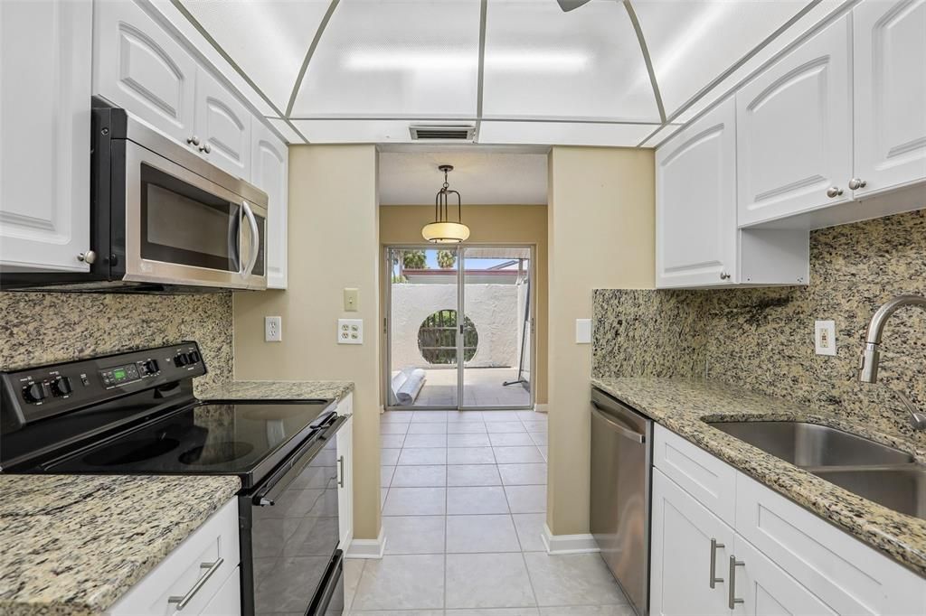 For Sale: $209,900 (2 beds, 1 baths, 1000 Square Feet)