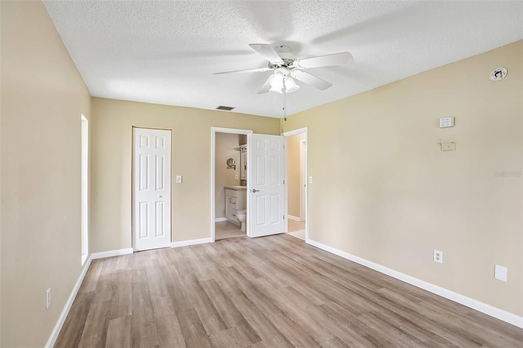 For Sale: $209,900 (2 beds, 1 baths, 1000 Square Feet)