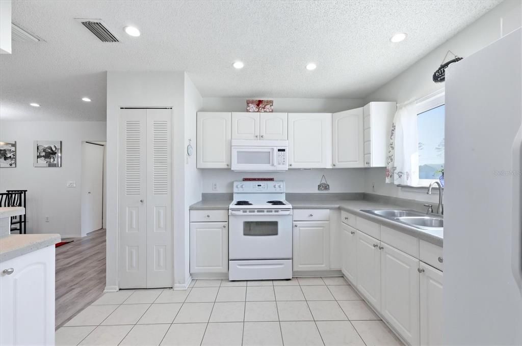 Active With Contract: $225,000 (2 beds, 1 baths, 901 Square Feet)