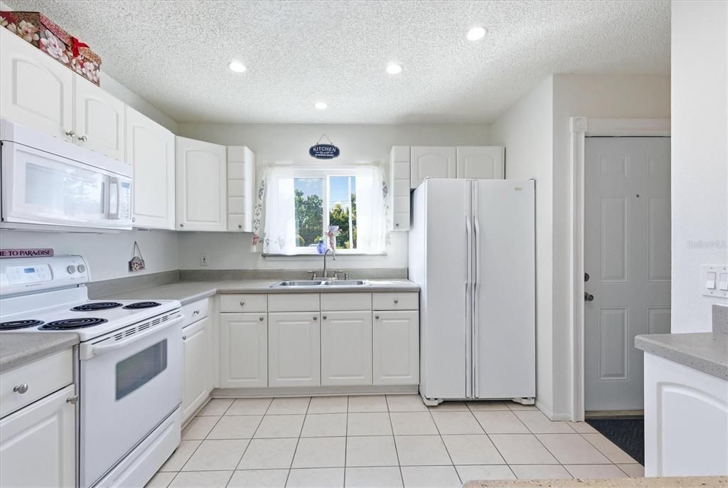Active With Contract: $225,000 (2 beds, 1 baths, 901 Square Feet)