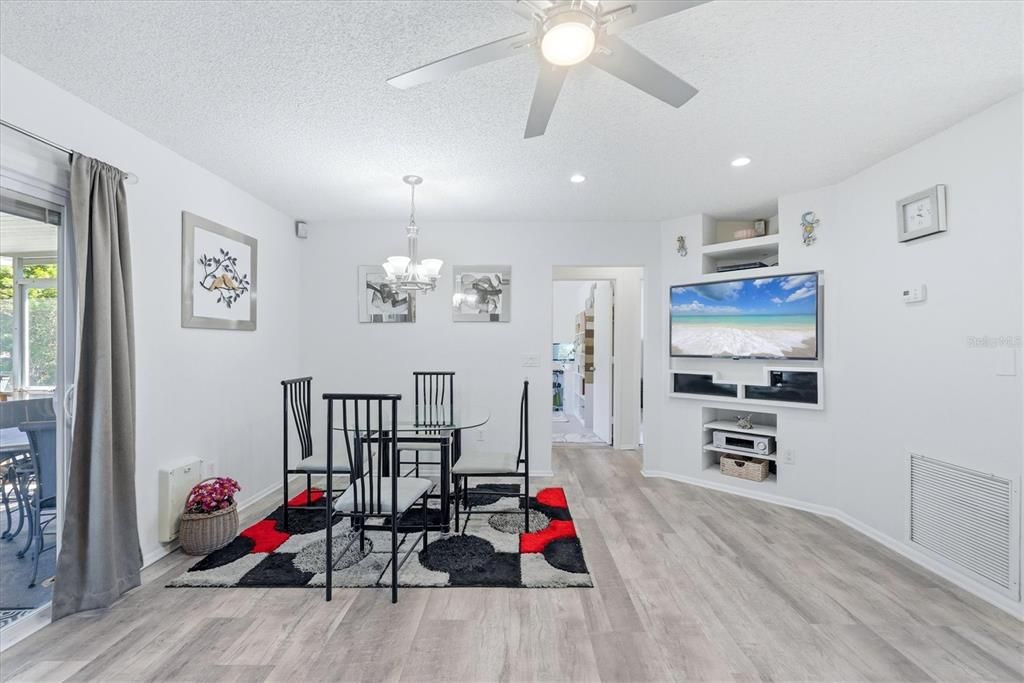 Active With Contract: $225,000 (2 beds, 1 baths, 901 Square Feet)