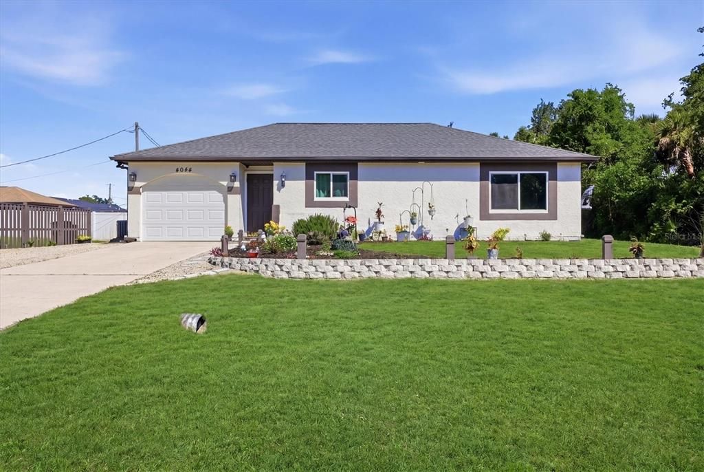 Active With Contract: $225,000 (2 beds, 1 baths, 901 Square Feet)