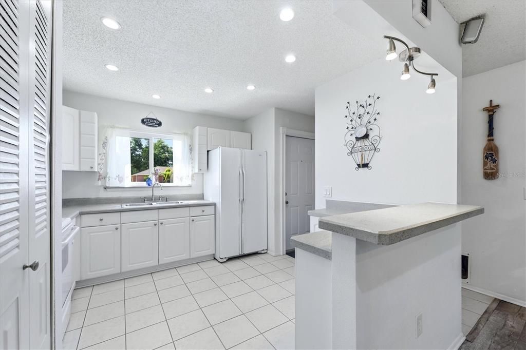 Active With Contract: $225,000 (2 beds, 1 baths, 901 Square Feet)