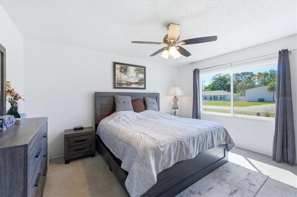 Active With Contract: $225,000 (2 beds, 1 baths, 901 Square Feet)