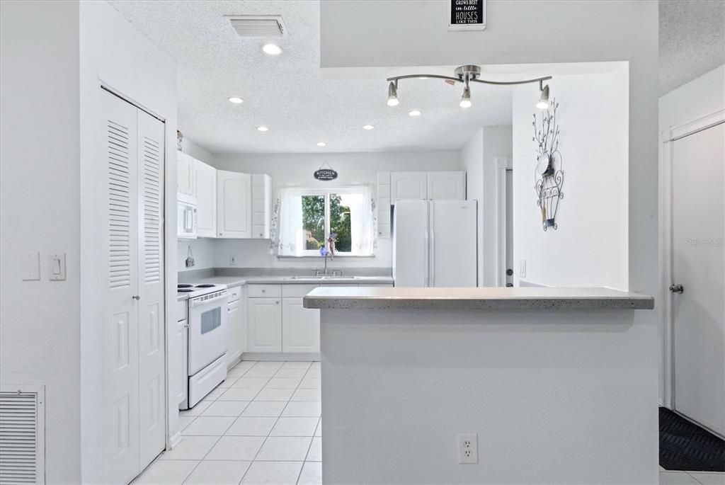 Active With Contract: $225,000 (2 beds, 1 baths, 901 Square Feet)