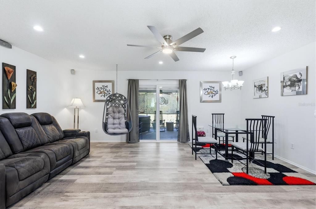 Active With Contract: $225,000 (2 beds, 1 baths, 901 Square Feet)