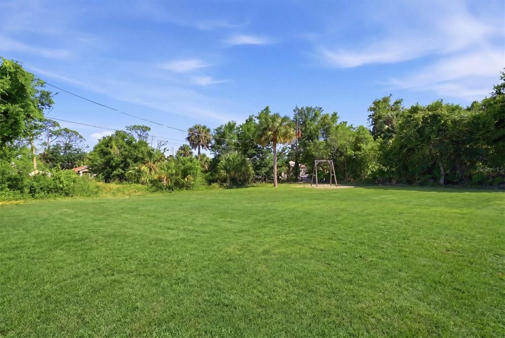 Active With Contract: $225,000 (2 beds, 1 baths, 901 Square Feet)