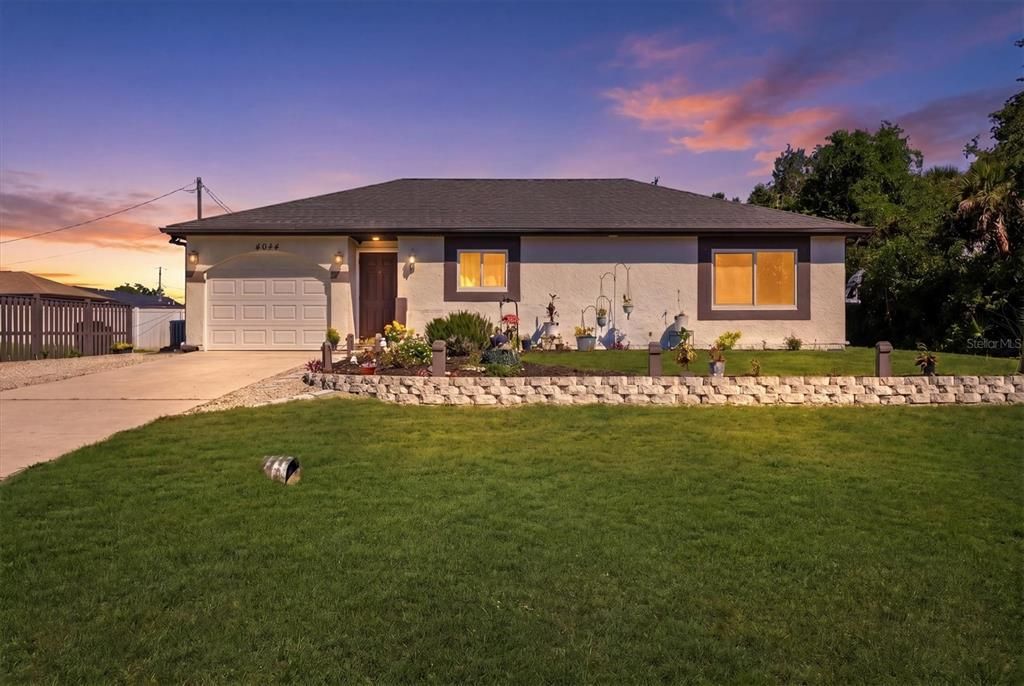 Active With Contract: $225,000 (2 beds, 1 baths, 901 Square Feet)