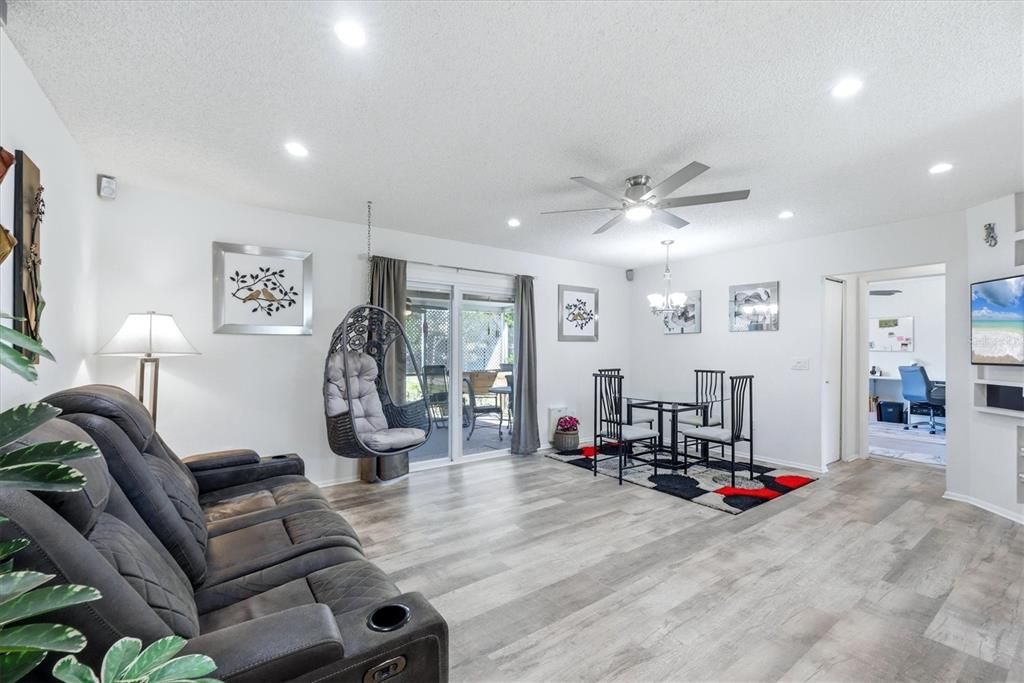 Active With Contract: $225,000 (2 beds, 1 baths, 901 Square Feet)