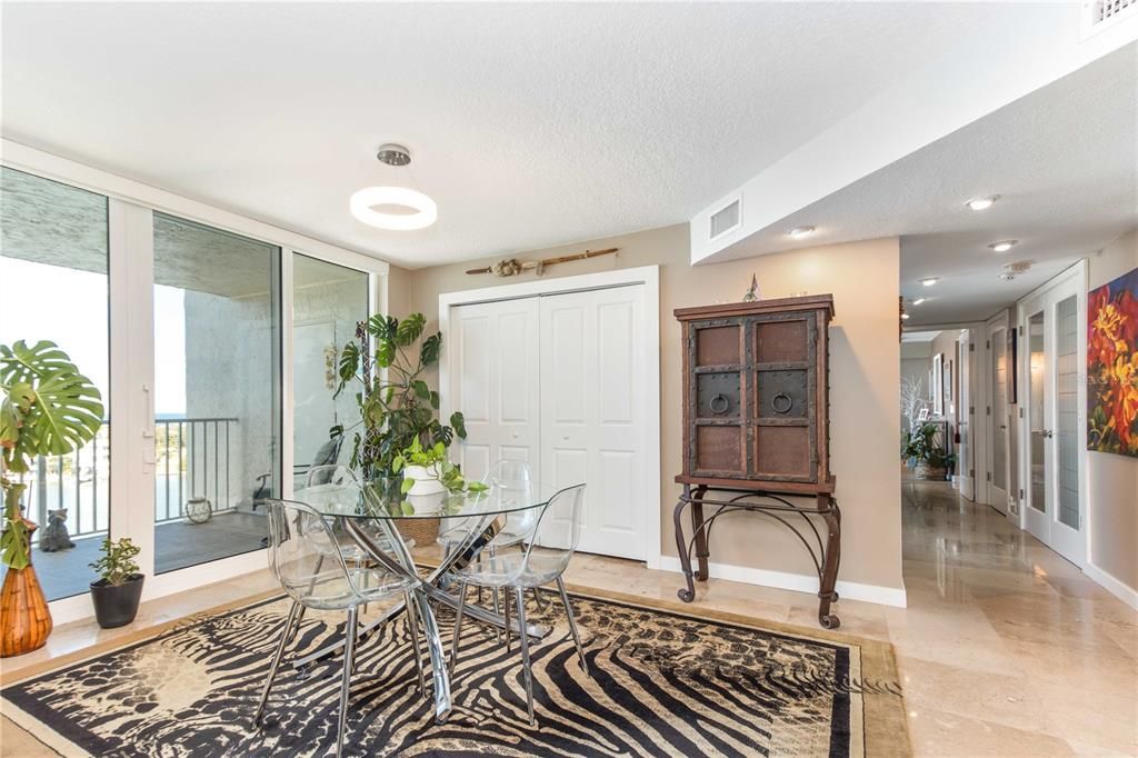 En Venta: $875,000 (2 camas, 2 baños, 1980 Pies cuadrados)