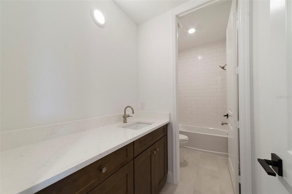 Activo con contrato: $729,990 (4 camas, 3 baños, 2687 Pies cuadrados)