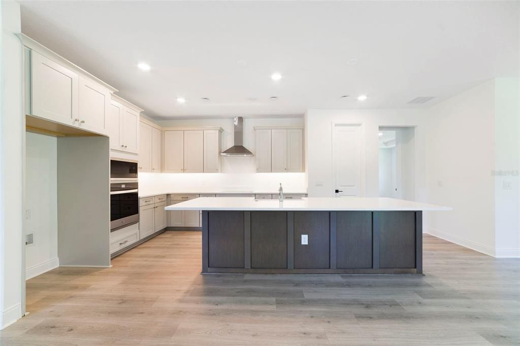 Activo con contrato: $729,990 (4 camas, 3 baños, 2687 Pies cuadrados)