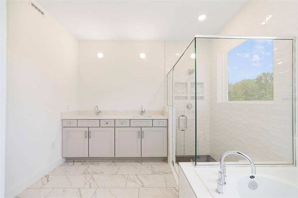 Activo con contrato: $729,990 (4 camas, 3 baños, 2687 Pies cuadrados)