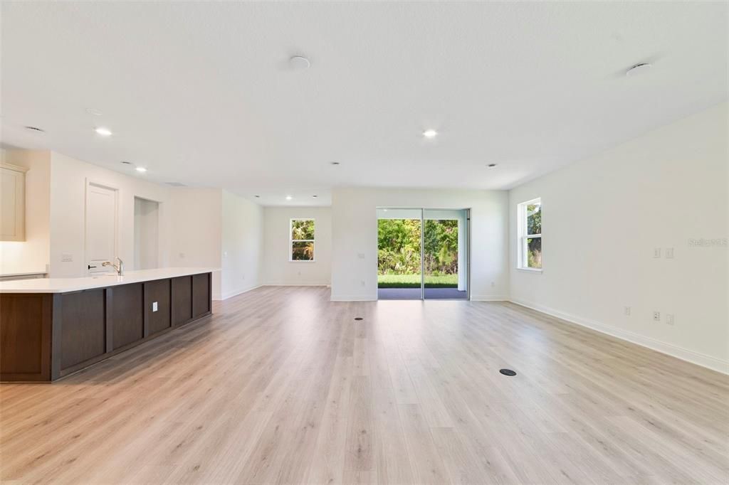 Activo con contrato: $729,990 (4 camas, 3 baños, 2687 Pies cuadrados)