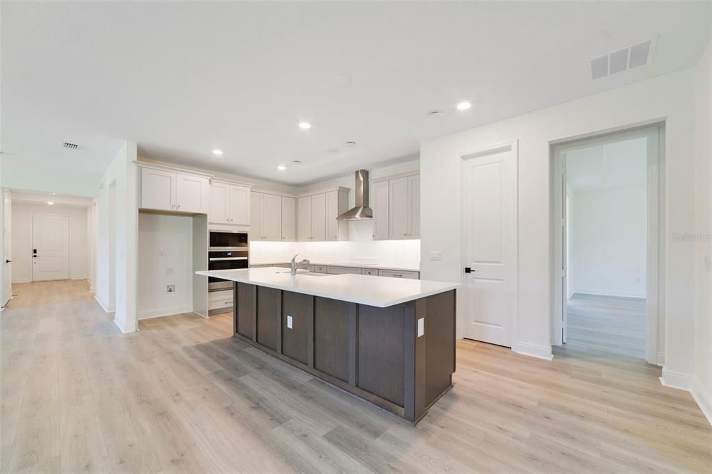 Activo con contrato: $729,990 (4 camas, 3 baños, 2687 Pies cuadrados)