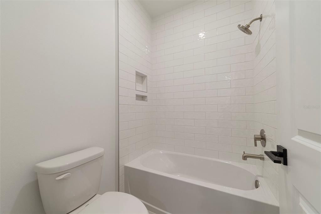Activo con contrato: $729,990 (4 camas, 3 baños, 2687 Pies cuadrados)