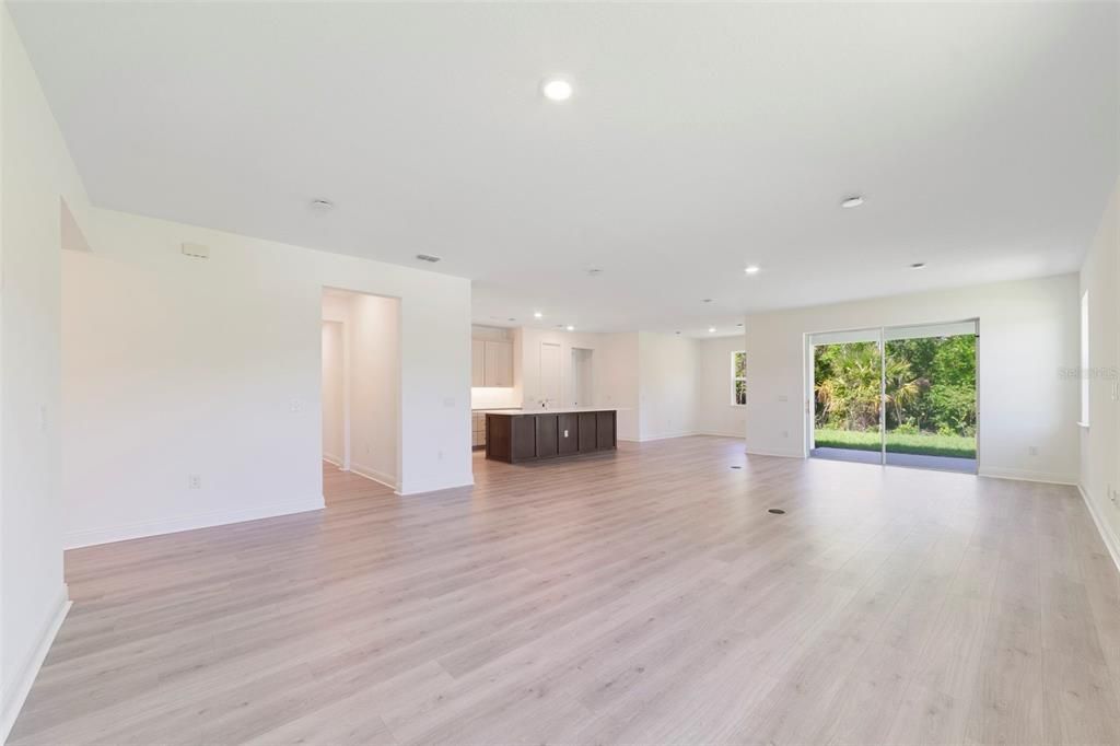 Activo con contrato: $729,990 (4 camas, 3 baños, 2687 Pies cuadrados)