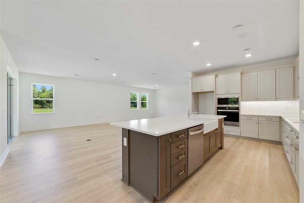 Activo con contrato: $729,990 (4 camas, 3 baños, 2687 Pies cuadrados)