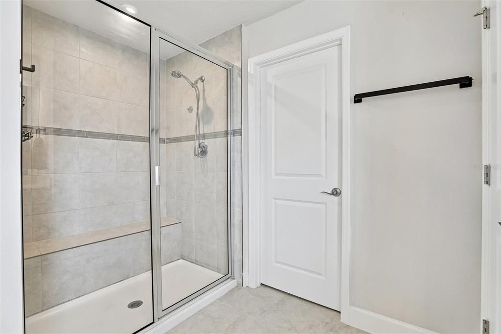 Activo con contrato: $550,000 (5 camas, 2 baños, 2780 Pies cuadrados)