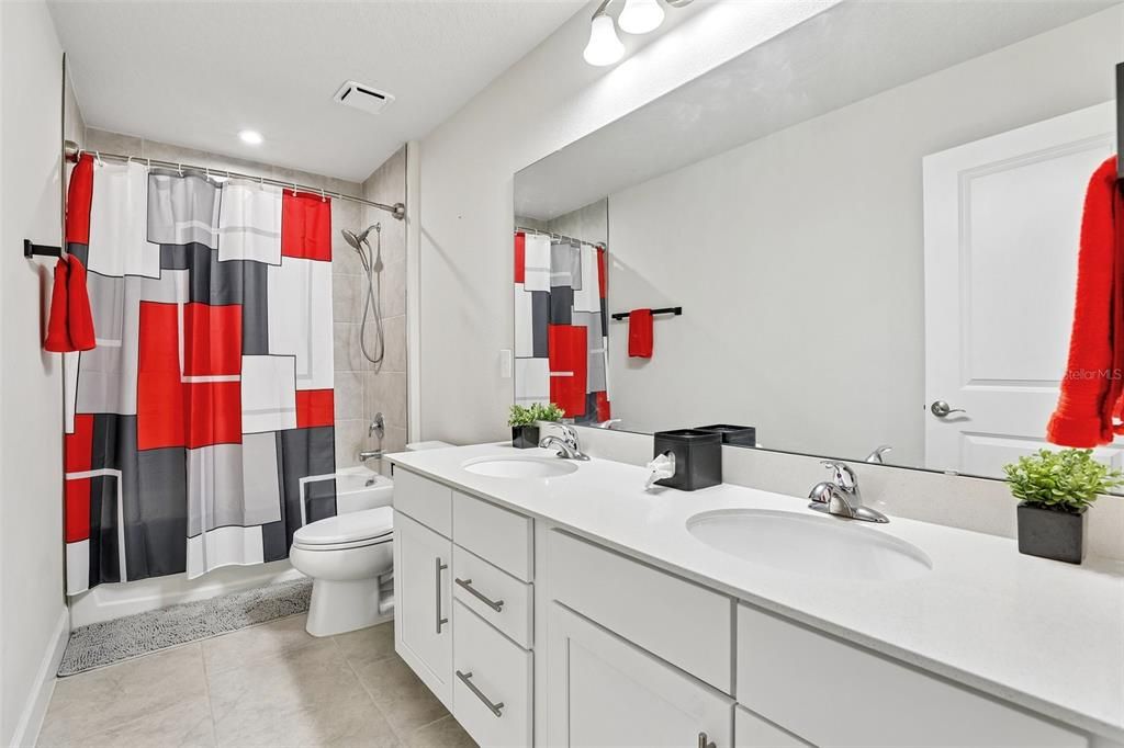 Activo con contrato: $550,000 (5 camas, 2 baños, 2780 Pies cuadrados)