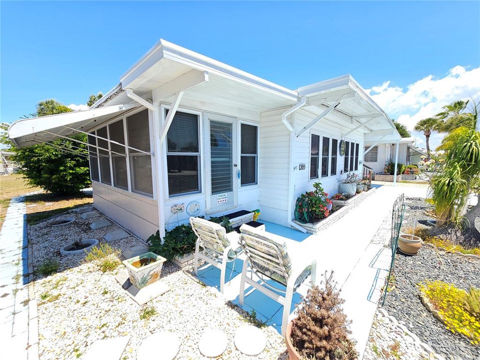 For Sale: $119,900 (2 beds, 2 baths, 960 Square Feet)