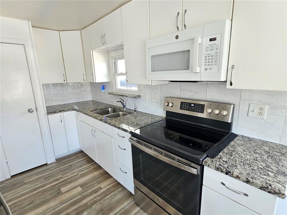 For Sale: $119,900 (2 beds, 2 baths, 960 Square Feet)