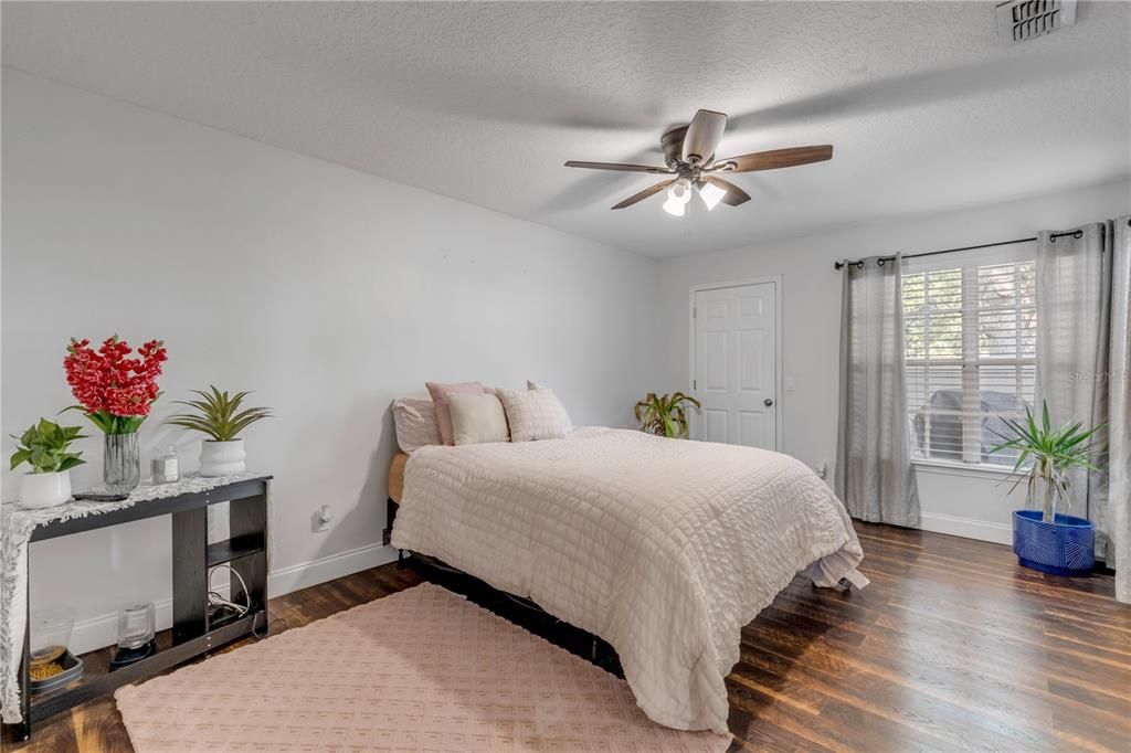 For Sale: $319,900 (2 beds, 2 baths, 1384 Square Feet)