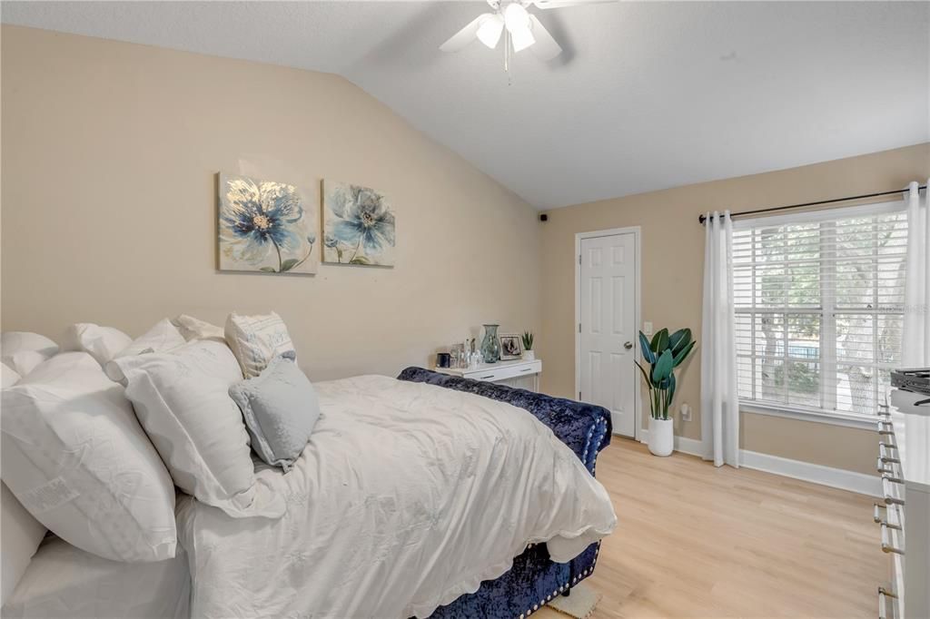 For Sale: $319,900 (2 beds, 2 baths, 1384 Square Feet)
