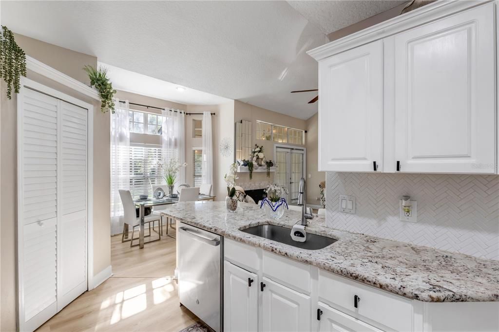 For Sale: $319,900 (2 beds, 2 baths, 1384 Square Feet)
