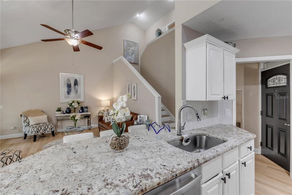 For Sale: $319,900 (2 beds, 2 baths, 1384 Square Feet)