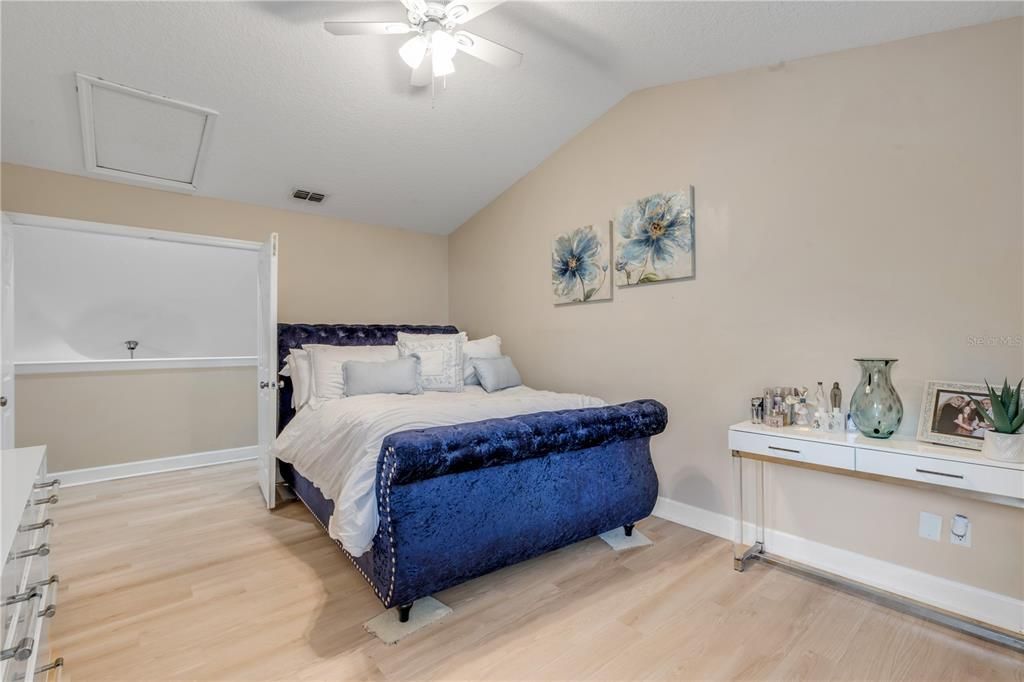 For Sale: $319,900 (2 beds, 2 baths, 1384 Square Feet)